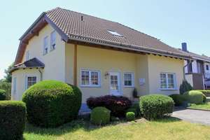 Qualität und Wohnkomfort – Wohnhaus mit 2 Einheiten und grünem Refugium! – Fichtenstraße 11, 55624 Rhaunen – Vorschaubild 3