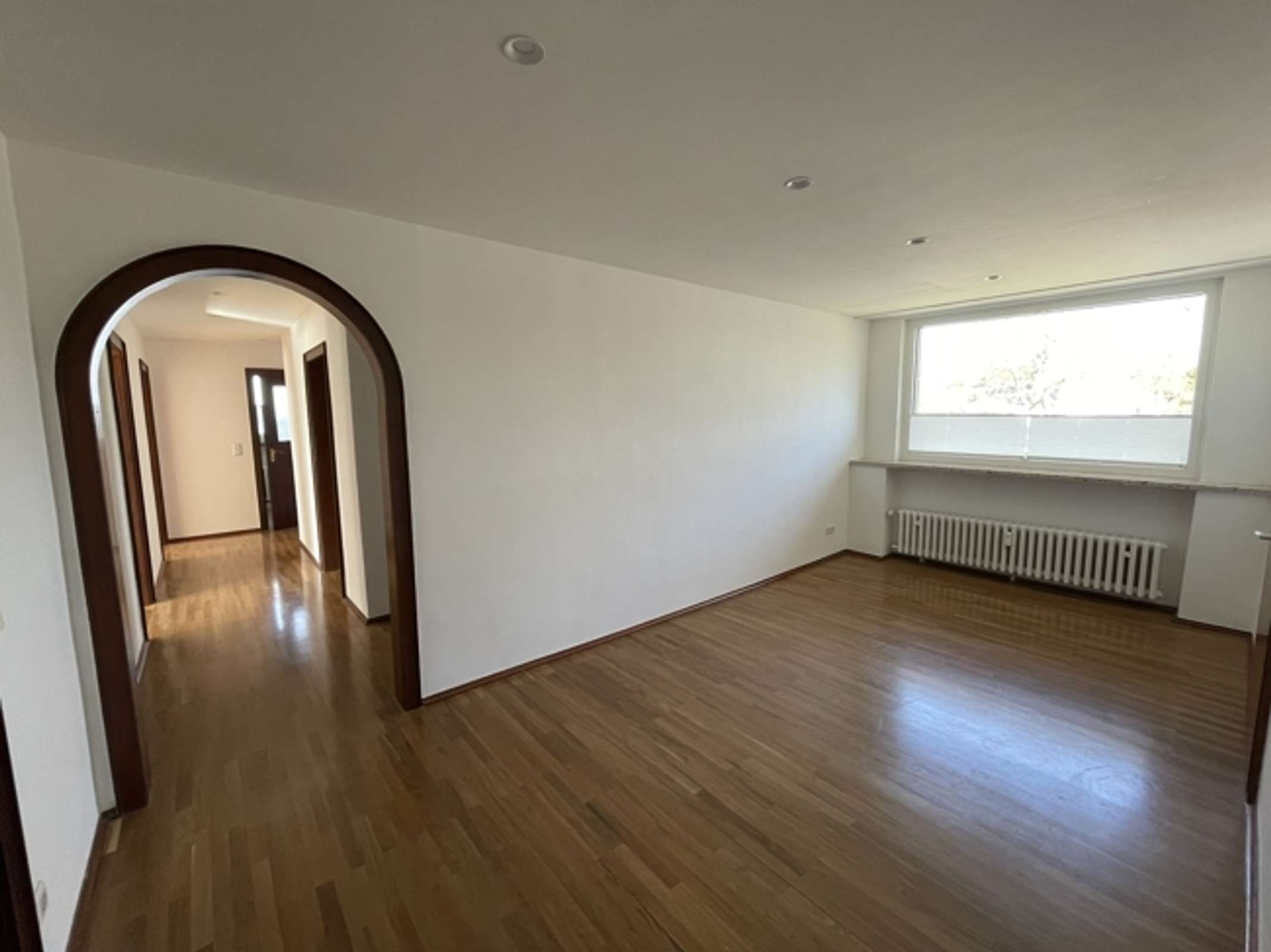 Eigennutzung und Kapitalanlage: Repräsentatives Zweifamilienhaus mit herrlichem Grundstück