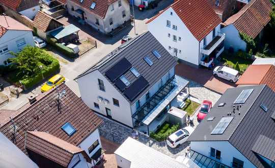 NEUWERTIG UND ENERGIEEFFIZIENT: perfekt für die junge Familie