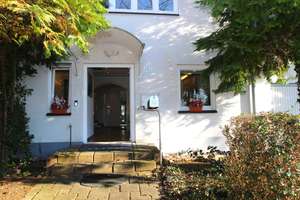 Viel Platz für die ganze Familie
EFH in Bonn-Heiderhof mit Terrassen, Garten und Garage – Die vollständige Adresse der Immobilie erhältst du vom Anbieter., 53177 Heiderhof, Bonn – Vorschaubild 2