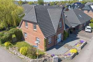 Wohnqualität zum Wohlfühlen – modernes Familienhaus in attraktiver Lage – Die vollständige Adresse der Immobilie erhältst du vom Anbieter., 24837 Schleswig – Vorschaubild 2