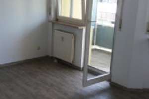 Maxfeld: Helle 1-Zimmer-Stadtwohnung mit Westbalkon, Aufzug und festem Tiefgaragenstellplatz – Rollnerstraße 134, 90408 Uhlandstraße, Nürnberg – Vorschaubild 4