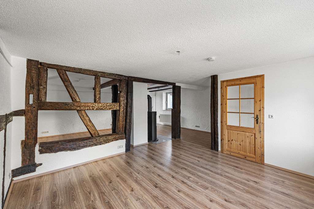 Immobilie in Hilzingen - Raumwunder mitten in Hilzingen!
Romantisches Fachwerkhaus mit zwei Garagen - Bild 2