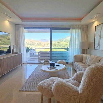 Verfügbar ab Juli 2026 Luxus-Apartment direkt am Golfplatz mit Meerblick in Los Arrayanes Golf