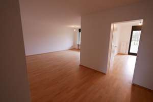 Hochwertig renovierte 3 Zi. Wohnung mit Küche, Luxusbad + sep. WC, nahe der U-Bahn, ruhig, Südaus.! – Treitschkestr. 9, 80992 Alt-Moosach, München – Vorschaubild 2