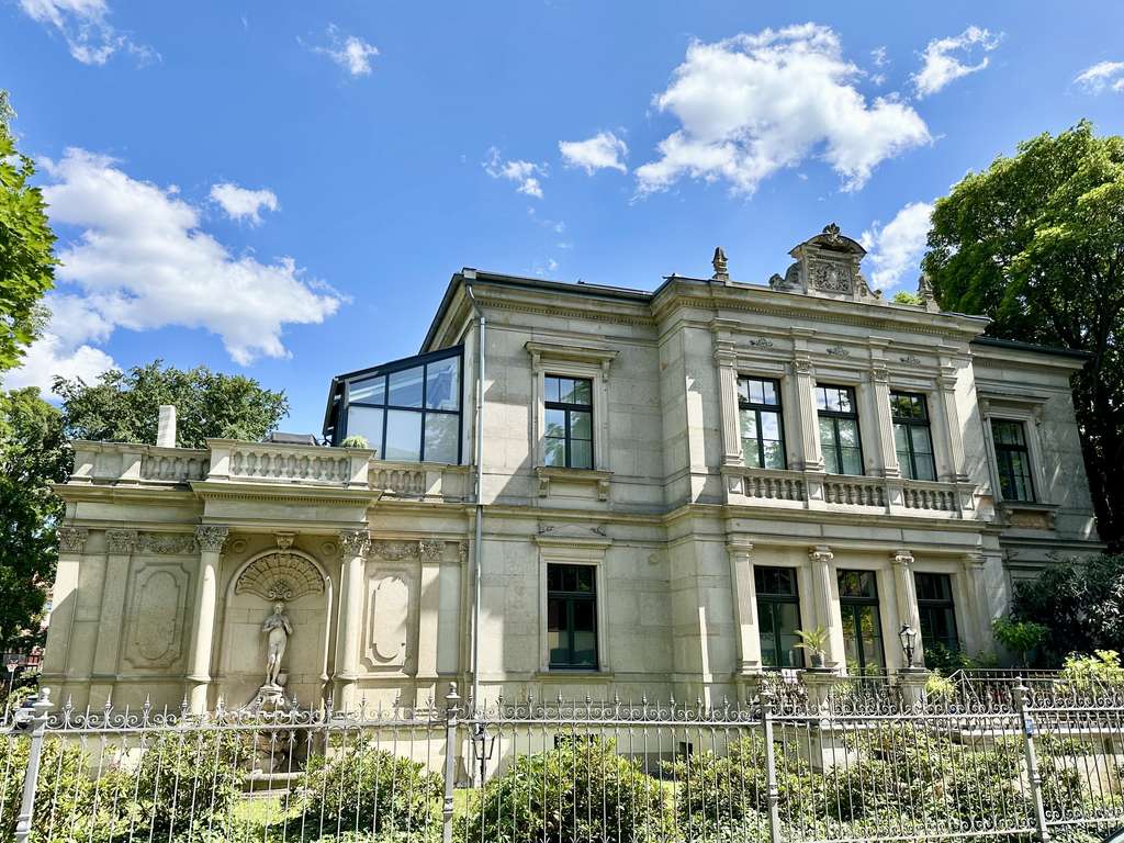 * Sehr schöne 2,5-Zimmer-Wohnung in einer der schönsten Villen von Dresden *