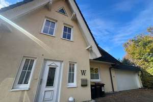 Freistehendes Einfamilienhaus mit Doppelgarage  in ruhiger Lage