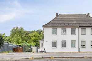 Familienfreundliche Doppelhaushälfte mit großem Garten !