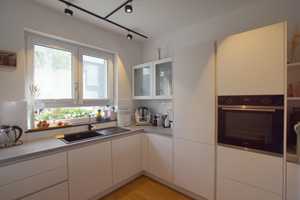 FRIEDRICHSDORF: Modernes Reihenmittelhaus mit Garten und Dachterrasse in ruhigem Wohngebiet! – Hochtaunuskreis – Vorschaubild 2