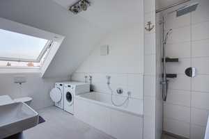Neuwertige Dachgeschosswohnung mit Lift im beliebten Neu-Ulm - Pfuhl – Neu-Ulm (Kreis) – Vorschaubild 3
