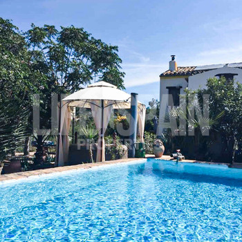 Chalet mit Pool, Wasser- und Stromanschluss. Sofort bezugsfertig.