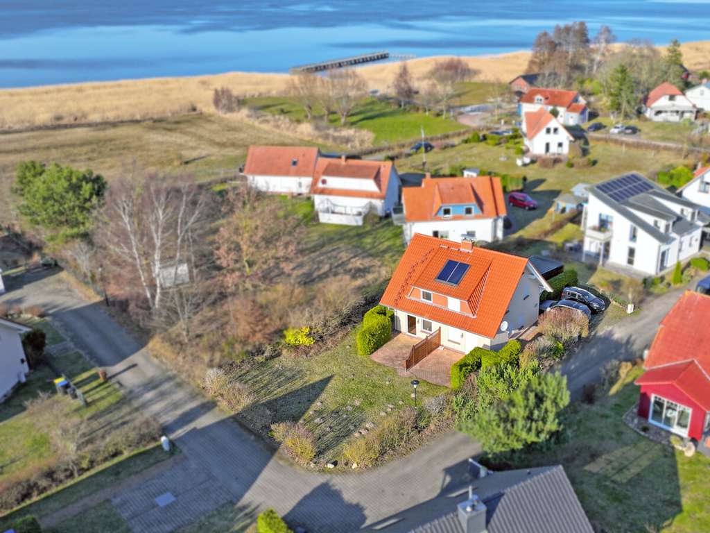 Immobilie in Fuhlendorf - Zweifamilienhaus nahe Darß mit Wasserblick // 2 WE ideal für Eigennutzung & Vermietung // Garten - Bild 1