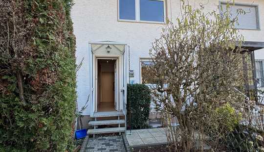 Bild von Kleines Reihenmittelhaus für Paare oder junge Familien mit Garten und Ausbaureserve im Dach