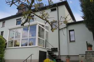 DAS GLÜCK hat ein ZUHAUSE!  Charmante-DHH mit WIGA, Garagenanbau-& Ausbaupotential-in beliebter Lage – Chrieschwitzer Straße 89, 8525 Preißelpöhl, Plauen – Vorschaubild 1