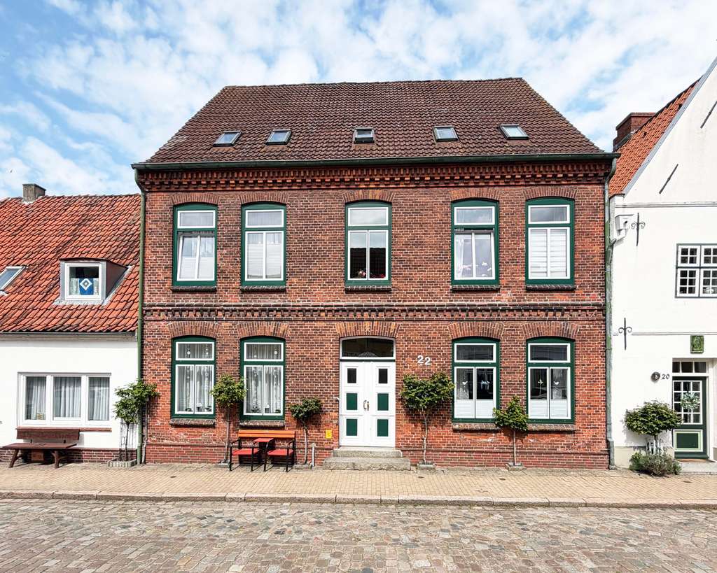 Immobilie in Friedrichstadt - Renditestarkes Mehrfamilienhaus in begehrter Altstadtlage - Bild 0