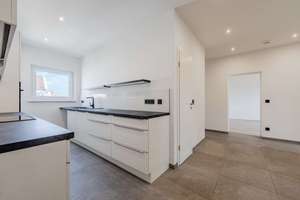 Sonnenbalkon trifft Kudamm-Blick - Hochwertig modernisierte 4 Zimmerwohnung ! – Sybelstraße 56, 10629 Charlottenburg, Berlin – Vorschaubild 17