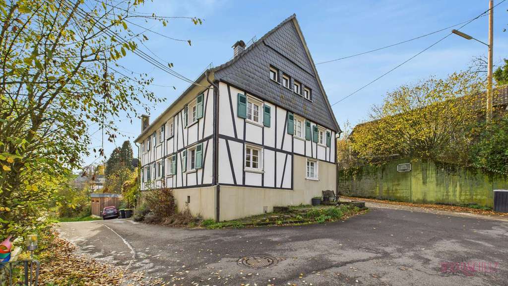 Immobilie in Engelskirchen - Charmante Fachwerk-Doppelhaushälfte mit mehreren Grundstücken, Scheunen und Ackerfläche - Bild 1