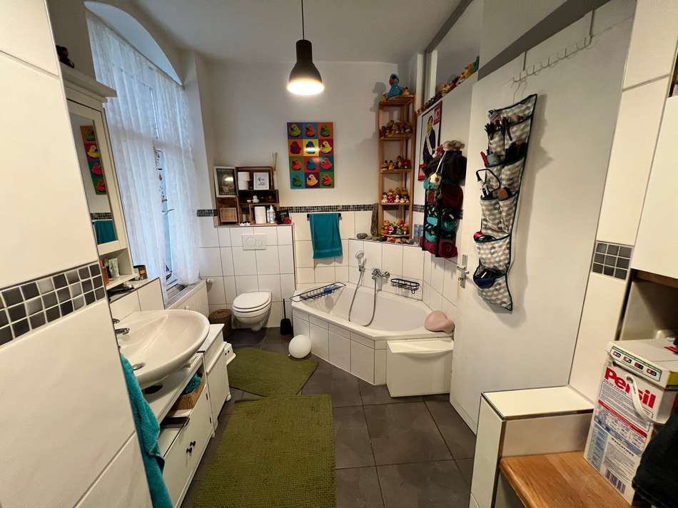 Helles Badezimmer mit Char.jpg