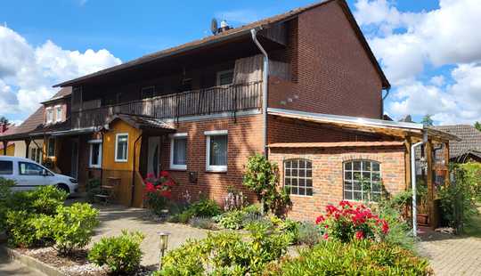 Bild von Großes Ein- bis Zweifamilienhaus mit Garagengebäude in verkehrsberuhigter Straße