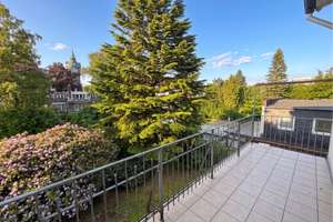 Lichtdurchfluteter Villenaltbau mit zwei Balkonen und Blick auf den Lokstedter Wasserturm – Butenfeld 3, 22529 Lokstedt, Hamburg – Vorschaubild 9