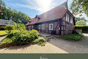 Historisches Landhaus mit Nebengebäuden im idyllischen Velgen