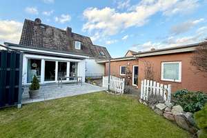 Stilvoll modernisiertes Zuhause mit Anbau und traumhaftem Garten in ruhiger und zentraler Lage – Die vollständige Adresse der Immobilie erhältst du vom Anbieter., 23626 Ratekau – Vorschaubild 1