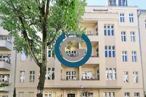 REPRÄSENTATIVER ALTBAU - HOHE DECKEN, STUCK, FISCHGRÄTPARKETT & BALKON - KU'DAMM-KIEZ – Hektorstr. 17 mw, 10711 Halensee, Berlin – Vorschaubild 1