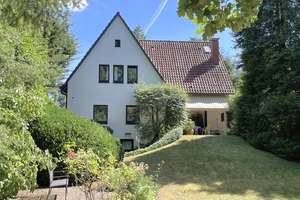 Freistehendes Einfamilienhaus auf herrlichem Grundstück.