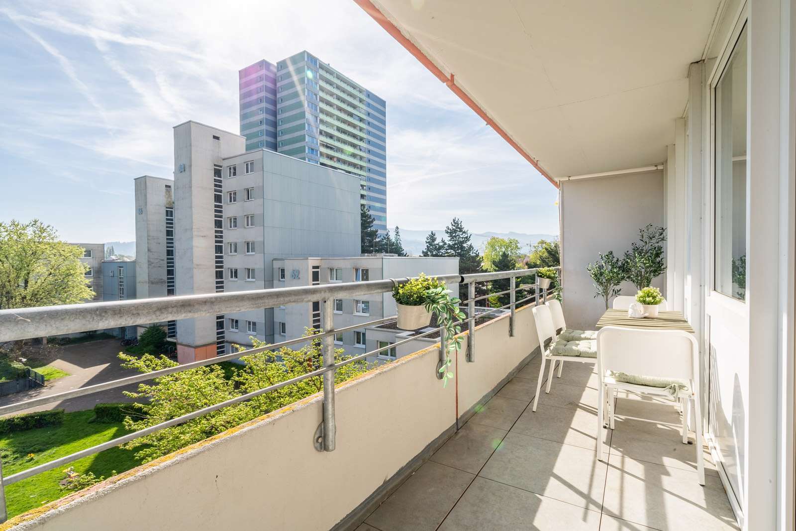 FREIBURG-WEINGARTEN - GROSSZÜGIGE 3-ZIMMER-WOHNUNG MIT FERNBLICK & GARAGE, Freiburg im Breisgau – Bild 2