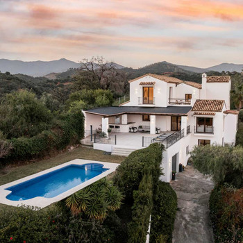 Sensationelles modernes andalusisches Juwel mit atemberaubendem Meer- und Bergblick