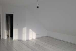 Attraktive, frisch sanierte 2-Zimmer-Dachgeschosswohnung mit Balkon, Garage und Einbauküche – Seligenstäder Str. 21, 63322 Rödermark – Vorschaubild 3