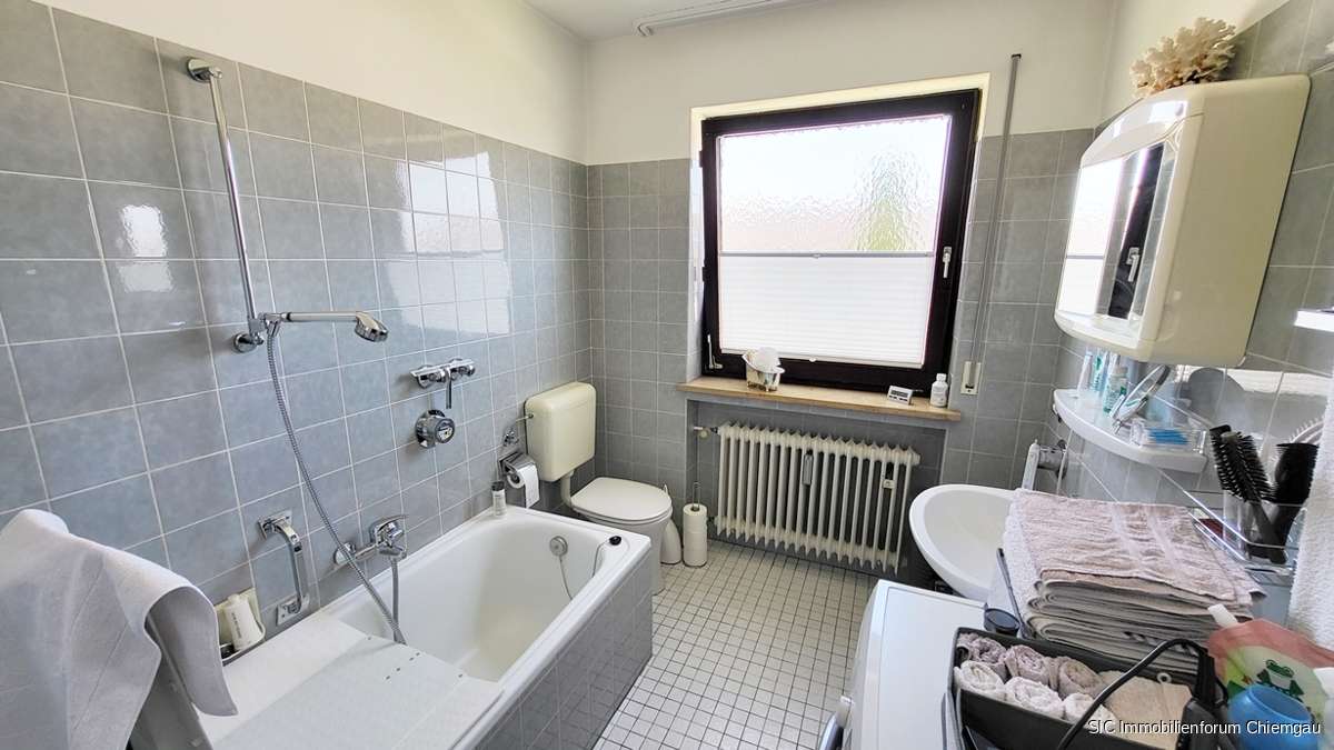 Immobilie in Traunstein - Attraktive 2-Zi.-Wohnung mit Südbalkon in Traunstein 
Nähe Wartberghöhe 
Perfekt als Kapitalanlage - Bild 2