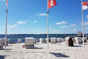 Besondere Lage, charmante 2 Zimmer Wohnung mit Balkon und Pkw-Stellplatz in Glücksburg (Ostsee) – Sandwighof 26, 24960 Glücksburg (Ostsee) – Vorschaubild 1