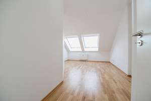 Ganz oben! ETW im Dachgeschoss + Parkett + Lift + Wanne & Dusche + 13 m² Dachloggia + große Küche – Elisabethstraße 32, 4315 Volkmarsdorf, Leipzig – Vorschaubild 4