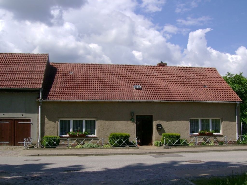 Älteres Haus mit großem Garten sucht Eigentümer zum Liebhaben