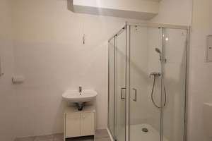 Ideale Singlewohnung für Pendler, Senioren & Studenten + Balkon + Einbauküche! – Ernst-Thälmann-Straße 2, 4571 Rötha – Vorschaubild 4