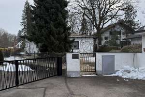 Von privat: Einfamilienhaus mit großem Grundstück in München-Perlach