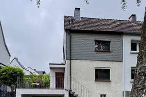 Doppelhaushälfte mit Entwicklungspotential und guter Infrastruktur in Altenbochum