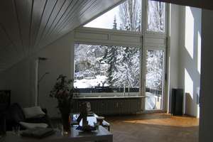 ruhige Dachgeschoss Wohnung mit großen West-Giebelfenster