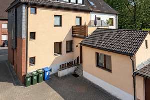 Solides 3-Familienhaus mit freier Erdgeschoss-Wohnung, 3 Garagen und Garten in Alstaden!