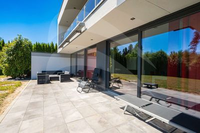 Modernes Einfamilienhaus mit großem Grundstück