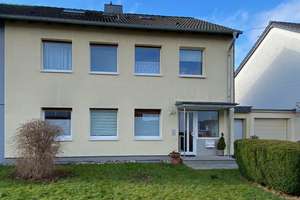 Gepflegte Doppelhaushälfte mit drei separaten Wohnungen, Garage und Garten
