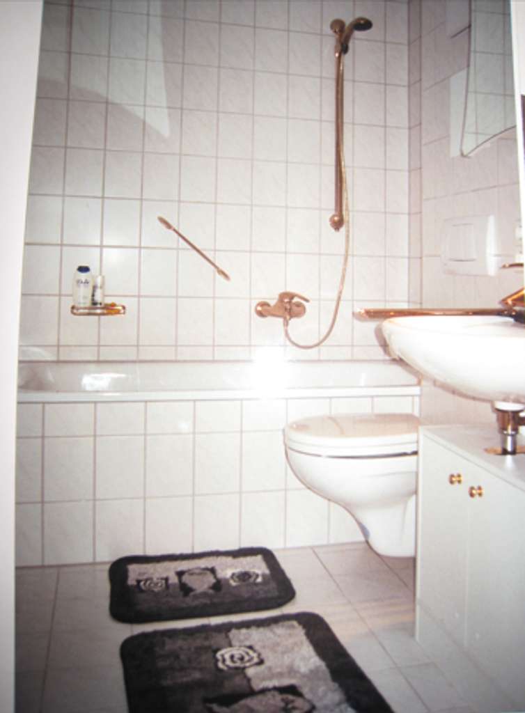 Stilvolle, neuwertige 3-Raum-Dachgeschosswohnung mit geh. Innenausstattung mit Balkon, EBK, TG-Stell