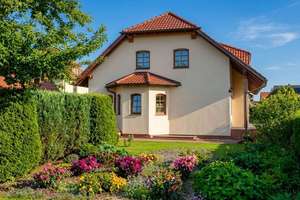 Traumhaus mit Garten und Whirlpool – Die vollständige Adresse der Immobilie erhältst du vom Anbieter., 1108 Weixdorf, Dresden – Vorschaubild 2