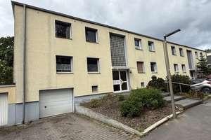 Wohnen im Grünen: Hochparterre-Wohnung mit Balkon, Garage und Gemeinschaftsgarten
