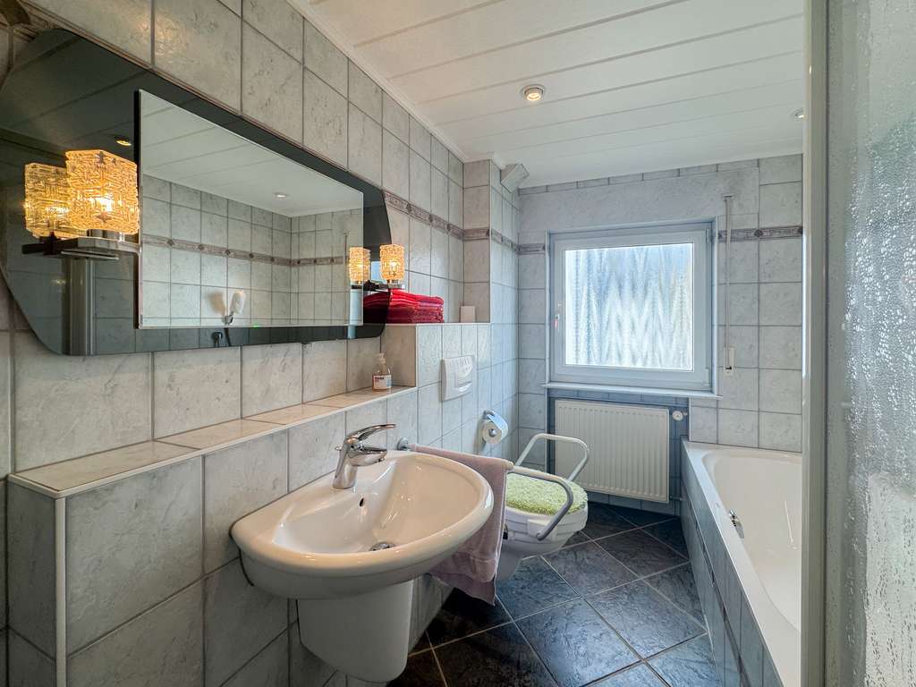 Immobilie in Riedstadt - Großzügiges und gepflegtes Zweifamilienhaus mit Garten, Terrasse, und Garagen sowie Ausbaupotenzial - Bild 2