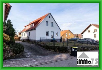 Wohnen und clever finanzieren: Modernisiertes Zweifamilienhaus vermietete Einheit + leere Wohnung