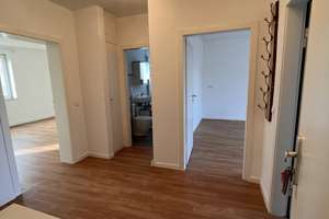 Neuwertige Wohnung mit drei Zimmern sowie Balkon und EBK in Bonn