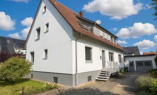 Ein Zuhause fürs Leben - Vielseitiges Zweifamilienhaus in familienfreundlicher Lage