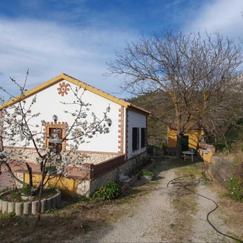 Bewässerter Bauernhof mit Haus